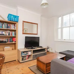 Cosy 2 Bedroom In With Garden London
