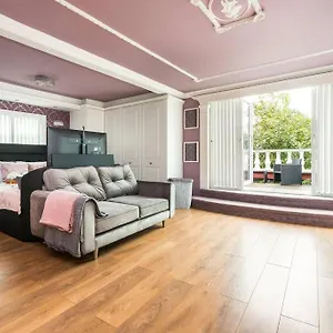 Holiday home Jones Real Escapes Retreat