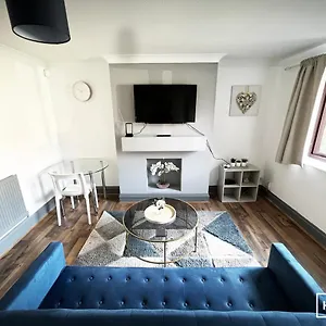 House - Beautiful 2 Bed - Good Transport Free Parking Apartment