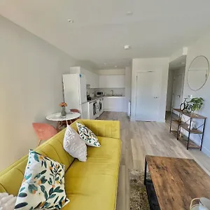 Modern In Shepherds Bush Near Westfield London