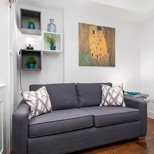 A Stunning Three Bedroom In Mayfair London