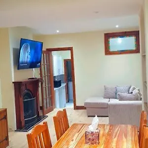 Stunning 2-bedroom With Indoor Fireplace. Purley