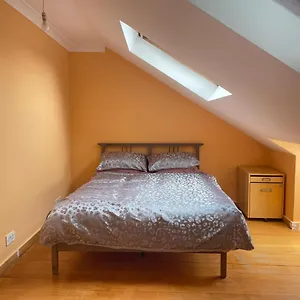 Private Room- Direct Travel Central/ Heathrow Guest house London