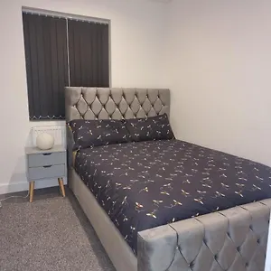 4 Bed In North London Apartment *