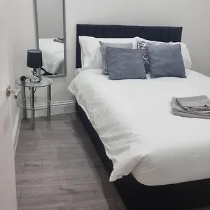 Apartment *new Stunning Apartment* Free Wifi & Parking *