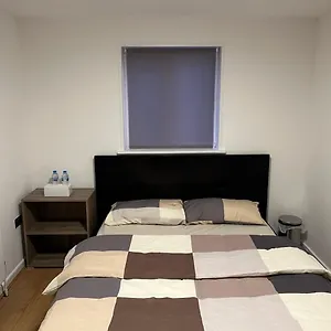 Three Bedroom House In Tooting By Star