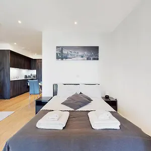 Superb In Greenwich With Balcony & Roof *