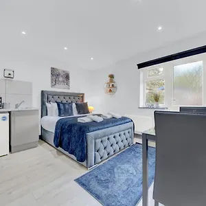 Heathrow Stays - Fawns Manor *