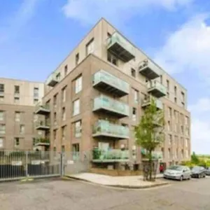 Luxury 2 Bedroom In With Free Parking Apartment *