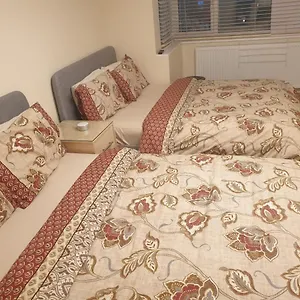 London Luxury 3 Bed 1 Minute Walk From Redbridge Stn Free Parking