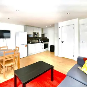 Lovely 2 Bedroom Serviced Penthouse Battersea Park Road Apartment London
