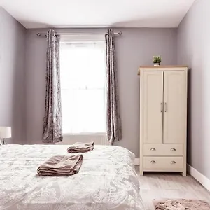 4 Bedroom House, 2 Min Walk From Station