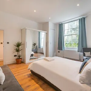 Spacious Two Bedroom By Zoo Apartment London