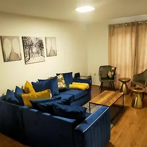 Impeccable 2-bed House Apartment