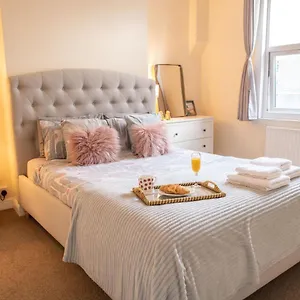 4 Bedroom Flat With High Speed Wi-fi In North Acton, Ealing, West * London