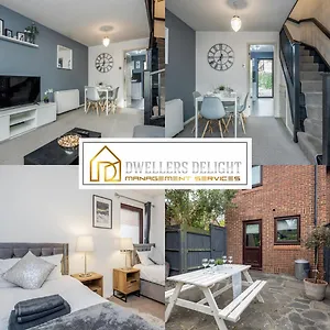 Charming Garden Retreat: 2-bed House In Woodford/enfield Woodford