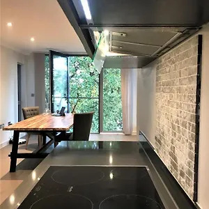 Lovely In Modern London Homestay