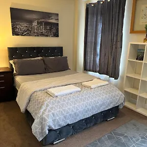 Amazing And Lovely 2- Bedroom First Floor Flat London