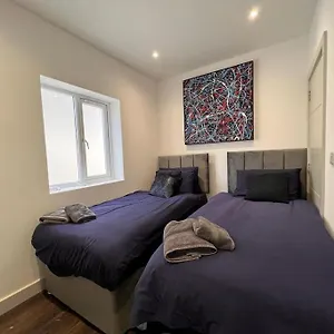 Star Finchley Road 1-bed Hideaway * London