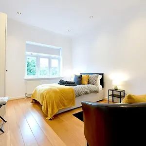 Apartment Escape Luxury With En-suite Bath