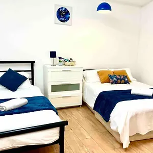 Trendy One Bedroom Flat In Apartment