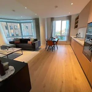 Luxury 3 Bed 3 Bath In Central *
