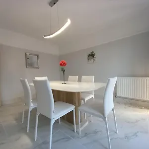 Peaceful Home In Surbiton, Surrey, Uk Near Chessington World Of Adventure & Wimbledon With Free Parkings Surbiton