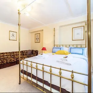 Remarkable 3-bedroom In Apartment London