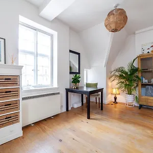Fantastic Floor 1 Bedroom Loft Flat In Fitzrovia *