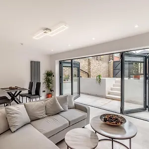 Apartment Modern Garden Flat With Private Parking