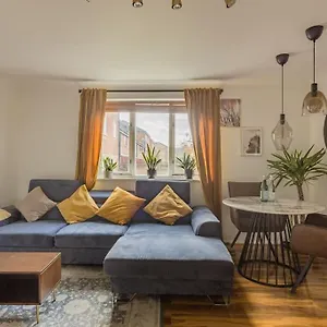Bright &spacious One Bedroom Flat Off Canary Wharf Apartment London