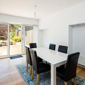 Holiday home Elegant 2bd House With Garden And Decked Patio *