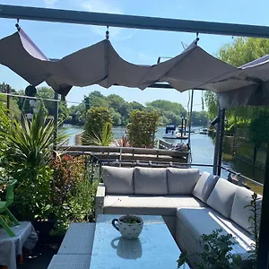 Tean Lovely Houseboat On The River Thames Botel *