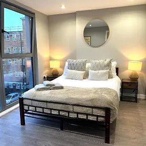 Modern 3 Bed Flat With Private Terrace In Shoreditch *