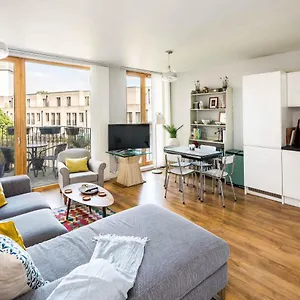 Shiny & Comfy With Underground Links Nearby! Apartment *