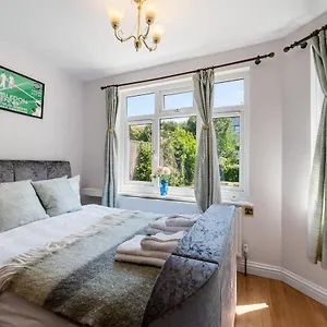 Lovely Garden Apartment In Wimbledon Town Centre With Private Parking By Wimbledon Holiday Lets Apartment *