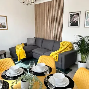 Lovely 3 Bedrooms Flat *