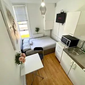 Private Studio Flat Close To Central With Smart Tv And Workspace Apartment *