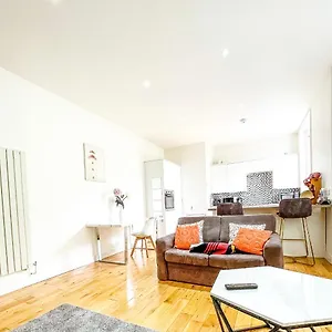 Apartment Beautiful 2-bed In London