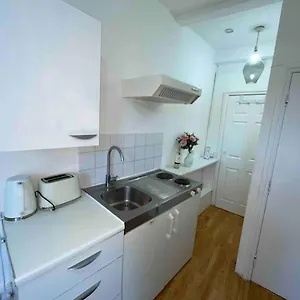 Great Location Studio With Smart Tv And Workspace