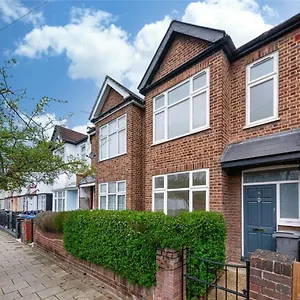 Spacious Family With Games & Garden London