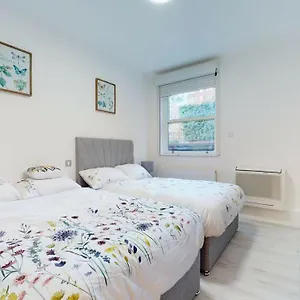 Kingston House South Apartment