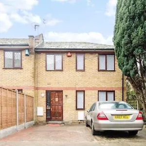 Modern Cosy House /free Parking For Two Cars/ 3 Minutes Walk To The Underground Holiday home
