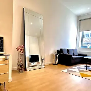 Spacious Flat, Fast Wifi, Free Parking Apartment