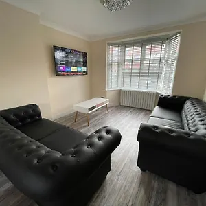 Modern 4-bedroom Entire House With Garden Holiday home *