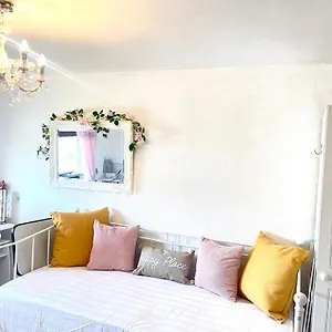 Happy Place With Kitchenette- Female Only Guest house London