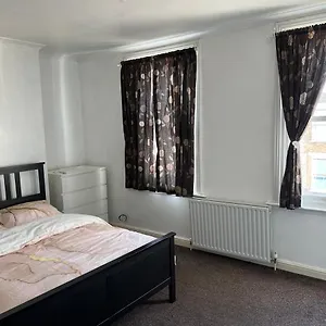 Guest house Cozy And Peaceful London