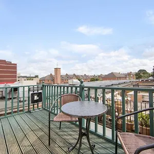 1 Bedroom With Private Roof Terrace *
