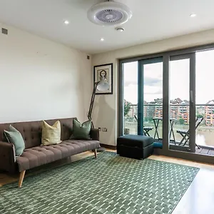 Apartment Livestay-stunning With Private Balcony & River Views London
