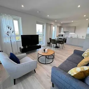 Stylish 2-bed Flat Canning Town *